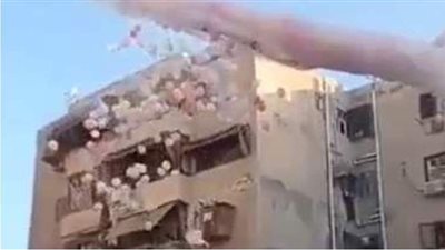 شاهد.. سقوط آلاف البالونات على أطفال 