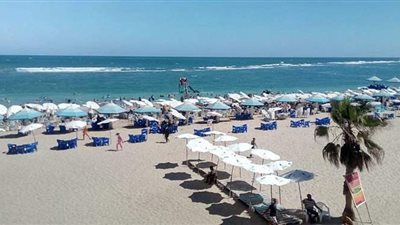 إقبال متوسط على شواطئ الإسكندرية فى أول أيام عيد الأضحى |صور