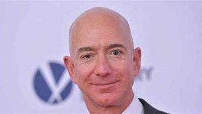 استغرقت 11 دقيقة.. جيف بيزوس يعود من رحلة استثنائية للفضاء