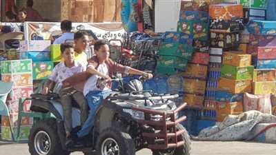 البيتش باجي والموتوسيكل.. وسيلة احتفال الصبية بأول أيام العيد في كورنيش مطروح | صور