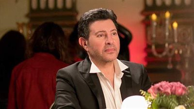 هاني شاكر يكشف عن مطربة تعتمد على الإثارة أكثر من الصوت | فيديو