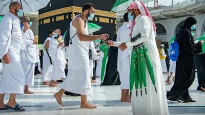 توزيع 60 ألف مظلة على الحجاج والعاملين في المسجد الحرام | صور