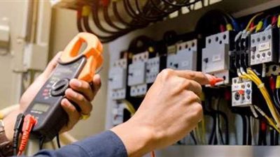 هل يوجد تخفيف للأحمال بسبب ارتفاع الحرارة؟ وزارة الكهرباء تجيب | فيديو