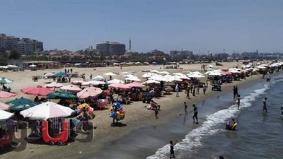 بث مباشر.. إقبال المواطنين على شواطئ بورسعيد في أول أيام عيد الأضحى