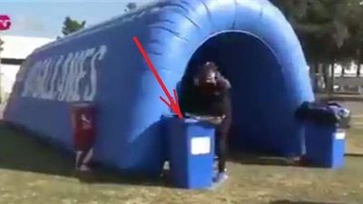 لاعب يحتفل بهدف قاتل بالقفز في صندوق القمامة | فيديو