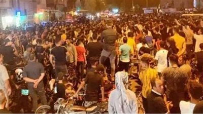 تسقط الجمهورية وتحيا الملكية.. أزمة المياه تتصاعد في إيران وهتافات ضد خامنئي | صور