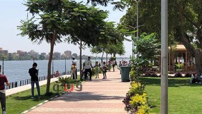 أجواء الاحتفال بثاني أيام العيد.. تكدس المواطنين في حديقة الحيوان.. هدوء في شوارع وسط القاهرة.. وإقبال متوسط بالقناطر