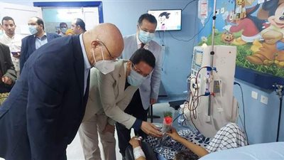 بمناسبة العيد.. جامعة بنها توزع الورود على مرضى المستشفى الجامعي