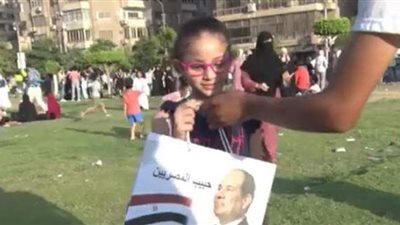 لحظة توزيع هدايا الرئيس على الأطفال بمناسبة عيد الأضحى | فيديو