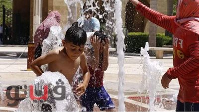 مصيف الغلابة.. نافورة الأزهر تتحول إلى مسبح لأطفال الحديقة | صور