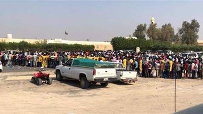 احتشاد مئات الوافدين أمام مركز لقاح كورونا يثير غضب أهل الكويت | فيديو