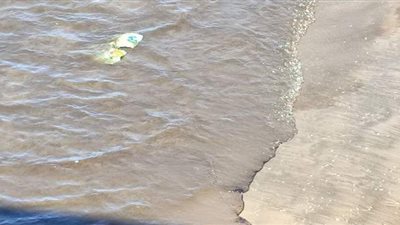 محافظة بورسعيد تبدأ التعامل مع بقعة الزيت بمنطقة المطعم العائم