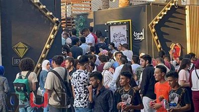 ازدحام على أبواب مسرح الزمالك لحضور حفلة مسار إجباري | فيديو وصور