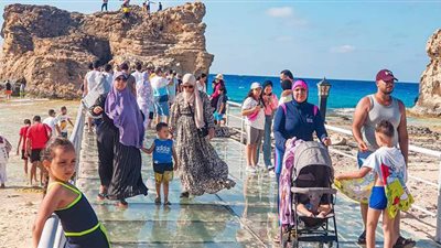 بث مباشر.. زحام المصطافين بشاطئ كليوباترا ثاني أيام عيد الأضحى
