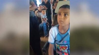 بطلها سيدة وأطفال.. واقعة جديدة لـ كمسري قطار في المنوفية | فيديو