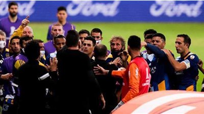 مشادات بين لاعبي بوكا جونيورز الأرجنتيني والشرطة البرازيلية | فيديو