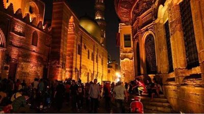 بث مباشر.. أجواء احتفالية بشارع المعز في ثاني أيام عيد الأضحى