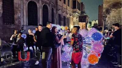 بالبلالين والألعاب.. احتفالات المصريين بالعيد تتصدر المشهد في شارع المعز | صور