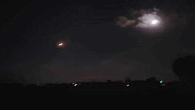 بعد يوم من ظهور الأسد بالمنطقة.. صواريخ إسرائيلية تستهدف حمص السورية | فيديو