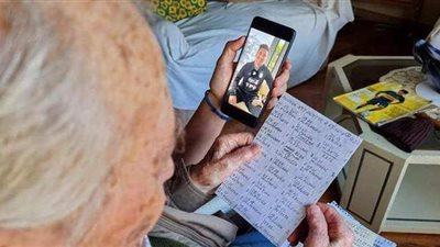 مشجع عمره 100 عام يوثق كل أهداف ميسي بخط يده.. وهذا ما فعله البرغوث معه | صور