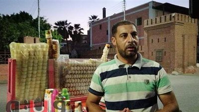 رطب على قلبك.. قصة أشهر بائع آيس كريم على ضفاف النيل بنجع حمادي l فيديو وصور