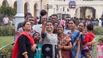 في تصرف غريب.. وزيرة هندية تحدد تسعيرة مالية لمن يرغب في التقاط سيلفي معها