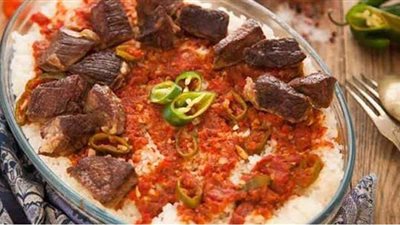 سيدة المائدة في العيد.. طريقة عمل الفتة المصرية