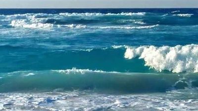 بسبب إرتفاع الأمواج.. تحذير من السباحة في البحر المفتوح بمطروح