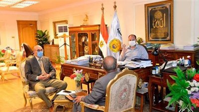 محافظ أسيوط يناقش مع مسئولي جهاز التعمير مستجدات تطوير 149 قرية