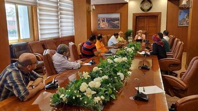 محافظ بورسعيد يشكر لجنة التلوث البيئي على إزالة بقعة الزيت من الشاطئ | صور