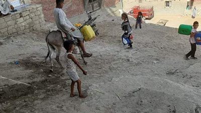 درنكة محرومة من نقطة مياه.. معاناة أهالي القرية بسبب تهالك البنية التحتية.. والأطفال يضطرون للسير 2 كيلومتر لجلب شربة ماء