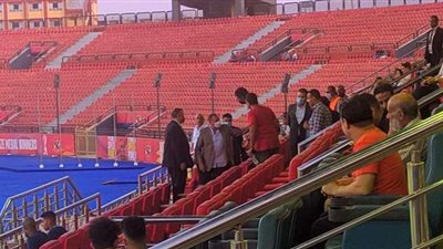 الخطيب يحضر مباراة الأهلى أمام البنك