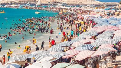 بث مباشر | زحام على شواطئ مطروح ثالث أيام العيد