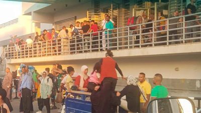 توافد كبير من زوار مرسى مطروح على محطة القطار لقضاء إجازة العيد| صور