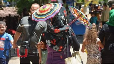 زحام في حديقة الحيوان.. والشماسي وسيلة الزوار للهروب من أشعة الشمس | صور