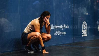 مش مصدقة.. احتفال نور الشربيني بالتتويج الخامس ببطولة العالم للإسكواش | صور