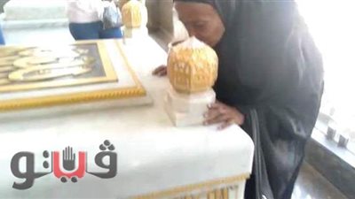 نوبة بكاء وقبلات.. سيدة تزور ضريح عبدالناصر: مفيش مثلك أبدا | فيديو
