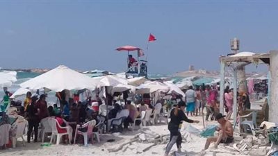 محافظ الإسكندرية: إجراءات صارمة مع مستأجري الشواطئ خلال ارتفاع الأمواج بالبحر