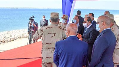 السيسي: بنجيب رجالة تشتغل معانا في مشاريع بتتكلف عشرات المليارات