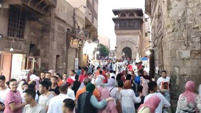 توافد المواطنين للاحتفال برابع أيام العيد في شارع المعز | صور