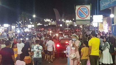 زحام بكورنيش مرسى مطروح.. وأصحاب السكن: الإشغالات 100% | صور