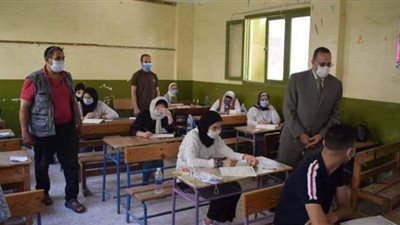 بدء توافد طلاب الشعبة العلمية لأداء امتحان الفيزياء بجميع مدارس الجمهورية