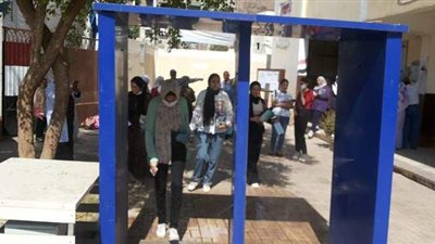 الدخول من بوابات التعقيم.. طلاب الثانوية يؤدون امتحان الفيزياء بـ98 لجنة بأسيوط