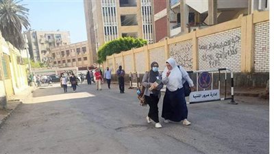 توافد طلاب الثانوية على لجان المنيا لأداء امتحان الفيزياء