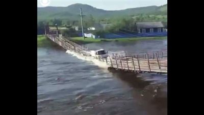 لحظة انهيار جسر معلق في روسيا أثناء مرور شاحنة ركاب | فيديو