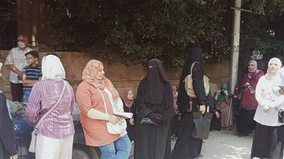 تجمع أولياء الأمور انتظارًا لخروج أبنائهم من امتحان الفيزياء بالإسكندرية