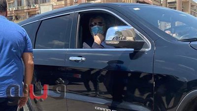 الحزن يسيطر على مستشار الرئيس للصحة خلال تشييع جثمان زوجته | فيديو