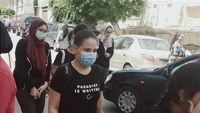 طالبات الثانوية العامة بالإسكندرية: امتحان الفيزياء صعب والوقت غير كافي