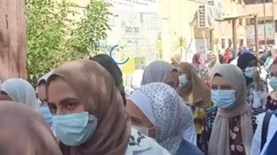 طلاب الثانوية العامة في الدقهلية يشتكون من صعوبة امتحان الفيزياء | فيديو