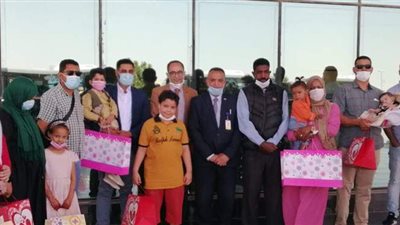 مطار أسيوط يستقبل 30 طفلا ليبيا للعلاج ضمن قافلة الابتسامة الطبية | صور
